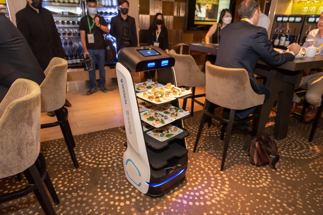 软银机器人与擎朗智能宣布成为全球战略合作伙伴致力于推动服务行业的