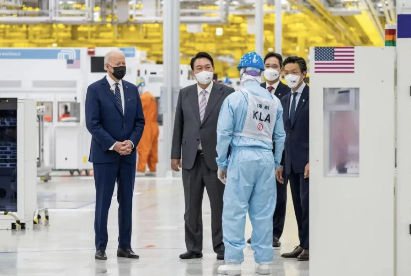 美国总统拜登穿西装参观三星无尘车间
