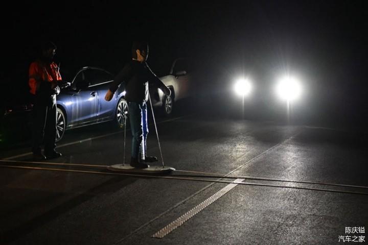 夜间行车要注意！IIHS研究：行人防撞系统在夜间无法完全发挥作用