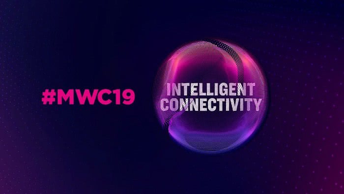 男子在MWC 2019展示植入皮下芯片 手机靠近即可支付