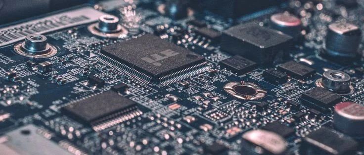 2022年芯片价格至少再涨10-20％；富士康印度厂iPhone 产量大减 50%