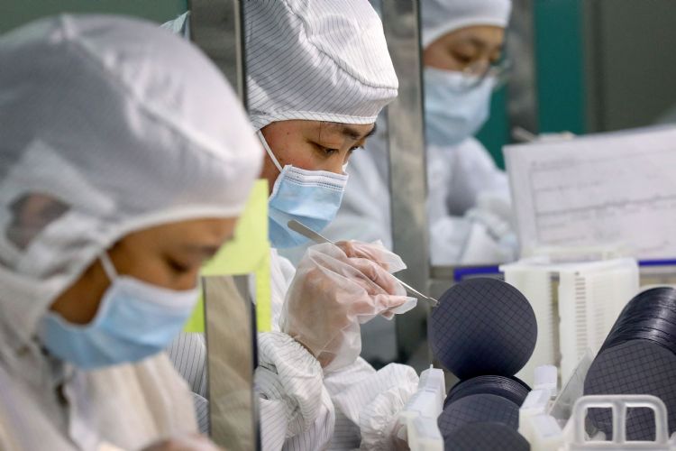 SEMICEO表示，半导体制造商至今仍在努力寻找自乌克兰进口的关键原材料的替代品，且不容易找到。法新社