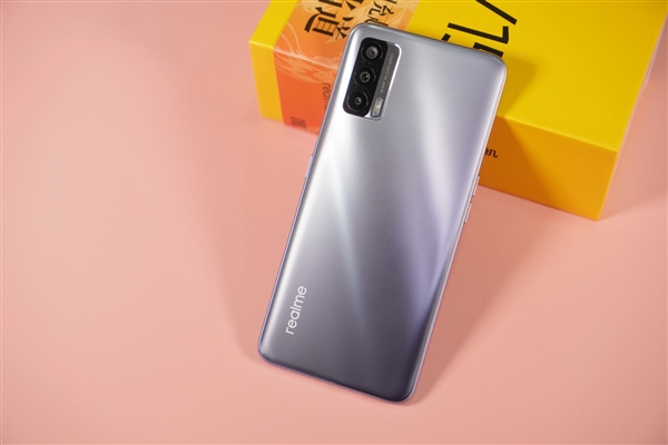 1500元内最强闪充！realme V15开箱图赏