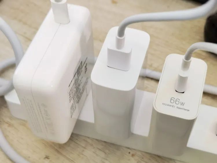 为啥不能统一充电协议？手机不配充电器真的是好事儿吗？
