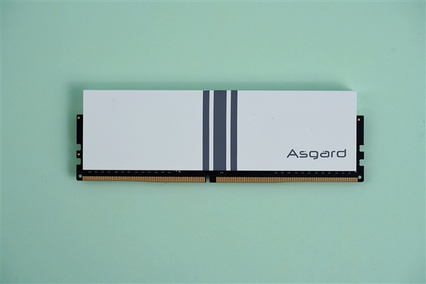 炫酷白甲RGB 阿斯加特女武神DDR4 3200内存图赏