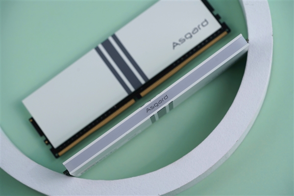 炫酷白甲RGB 阿斯加特女武神DDR4 3200内存图赏
