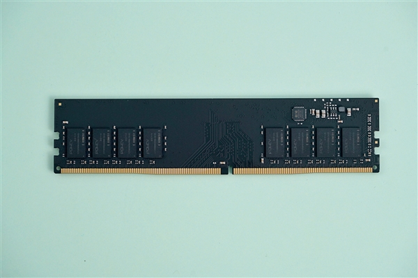 炫酷白甲RGB 阿斯加特女武神DDR4 3200内存图赏
