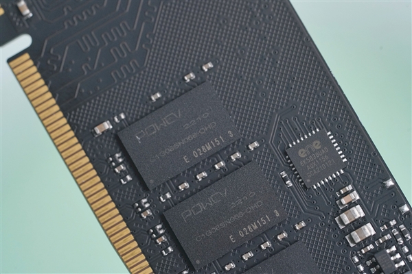 炫酷白甲RGB 阿斯加特女武神DDR4 3200内存图赏