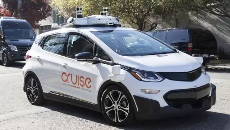 自动驾驶双巨头近况报告：Waymo拉投资，Cruise狂招人