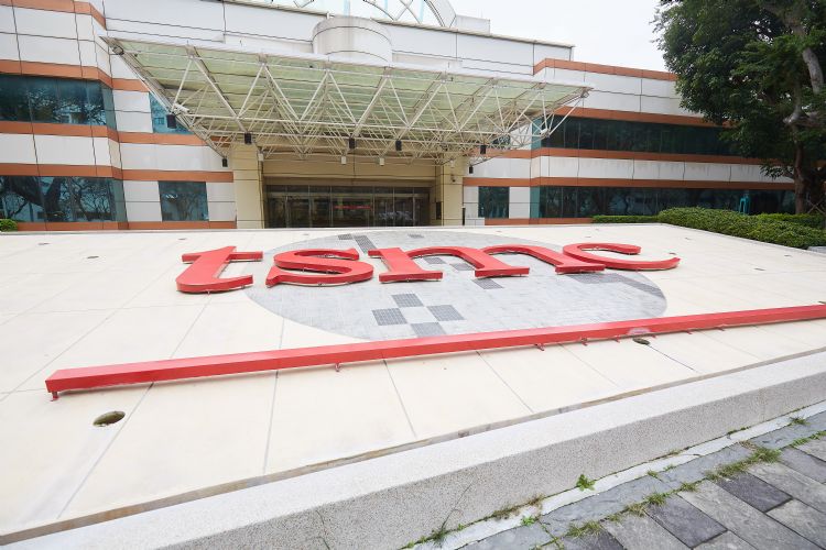 台积电直接或间接为全球数千家半导体业者注入活水。李建梁摄