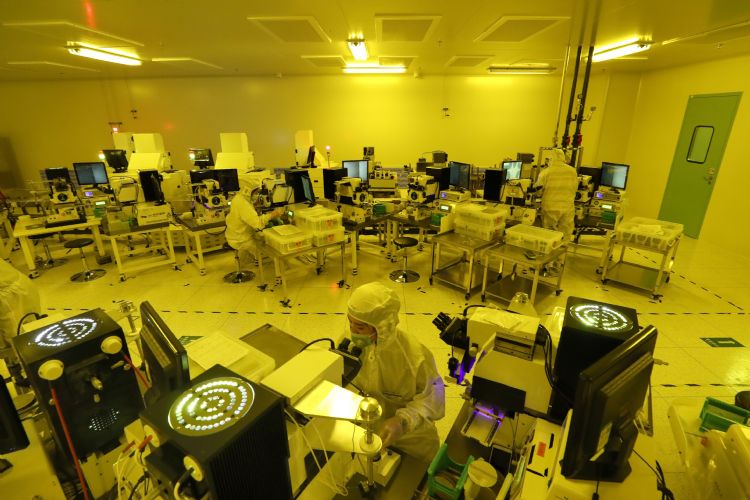 大马半导体等产业至少缺工120万人,造成业者被迫暂停接单,放弃的营收高达数十亿美元。法新社