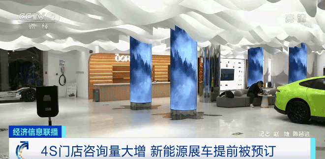 新能源汽车补贴 2022 年即将再退坡 30%，有品牌展车都被抢购