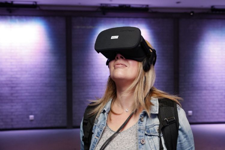 AR/VR装置 开辟显示技术新战场