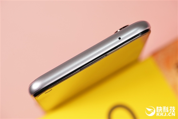 1500元内最强闪充！realme V15开箱图赏
