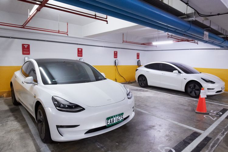 Tesla传出将导入混合型车用功率模块，混搭SiC功率元件与矽基IGBT，台厂顺利卡位。李建梁摄