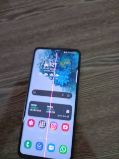 三星Galaxy S20被曝屏幕又出问题：出现紫色或绿色线条