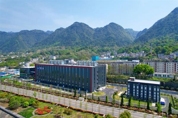 华为打造国内首个大型绿色零碳数据中心：一年用掉2亿度三峡水电