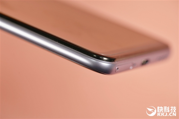 1500元内最强闪充！realme V15开箱图赏