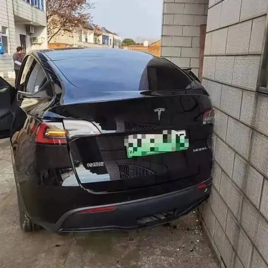 28万特斯拉倒车撞墙，维修需要20万，为什么电动汽车维修这么贵?