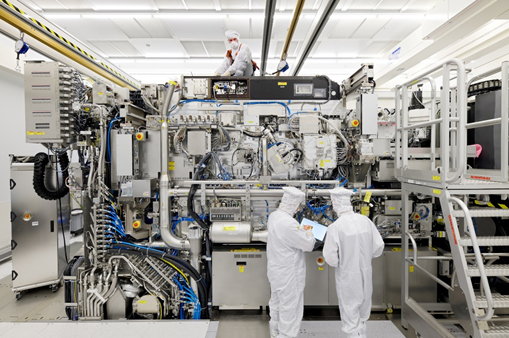 光刻机龙头 ASML 第三季度业绩激增近 70%，EUV 光刻业务出货量刷新纪录