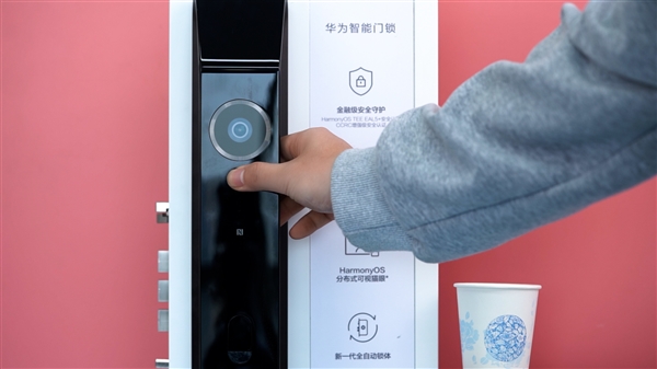 脏手也能一次解锁成功！华为智能门锁视频体验：AI指纹真的强