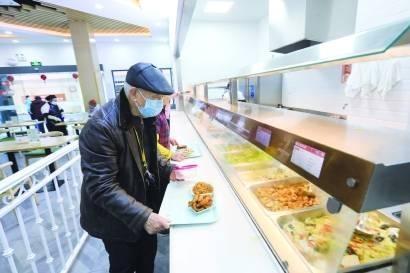 嵌入芯片的智能餐盘！社区食堂变“聪明”老人吃饭更舒心