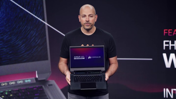 海盗船展示首款笔记本电脑 Corsair Voyager,搭载 AMD CPU + AMD GPU AMD 的 Frank Azor 展示 Corsair Voyager 笔记本电脑。