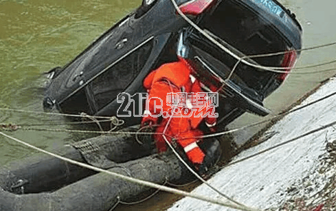 当车掉水里时，我们应当如何自救