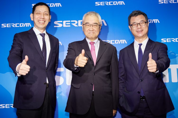 中磊完成时代交替，原董事长王伯元(中)转任荣誉董事长，原总经理王炜(左)荣任董事长。李建梁摄