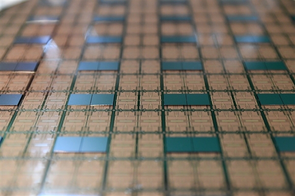 华工科技量产40万兆硅光芯片：这到底是啥？