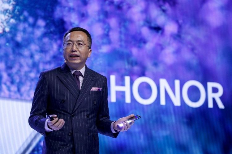 荣耀CEO赵明预期2022年全球折叠屏手机市场将增长10倍。法新社
