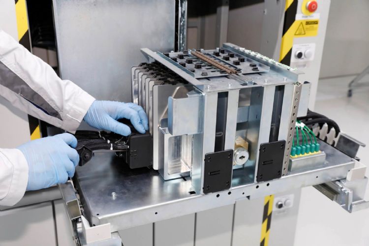 Blackstone在2021年4月宣布，使用3D打印技术制作出固态电池芯的原型。Blackstone Technology