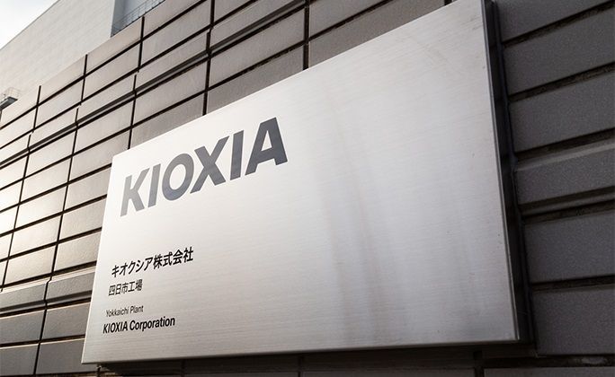 铠侠4Q转盈 IPO上市不与威腾合并