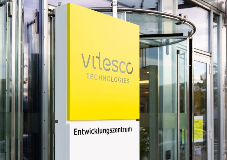 动力系统供应商Vitesco表示，车用芯片预计2022年下半供应情况将缓慢正常化。法新社