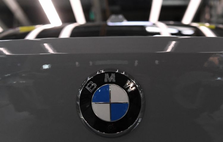 BMW预期2022年无望解决芯片荒危机，因此下修2022年净利率预测，电动车生产目标却维持不变。法新社