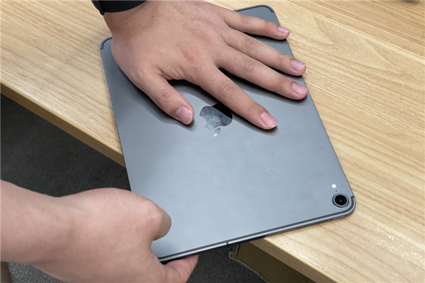 一不小心 我发现我的 iPad 竟然变弯了？！