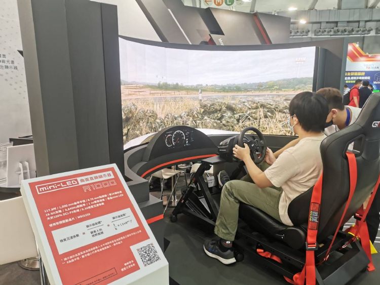 聚积于Touch Taiwan 2022展出主题为电竞，并展示Mini LED曲面直显显示器，特别设计出视觉沉浸系数的公式以提升视觉感受。韩青秀摄