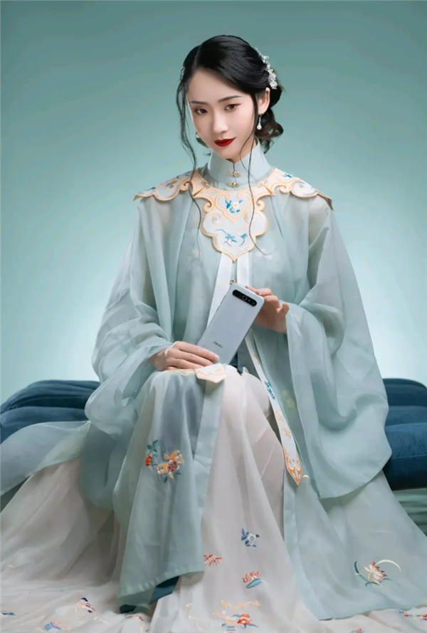 “眯眯眼”西式审美惹争议 魅族汉服小姐姐刷屏 网友：国风最美