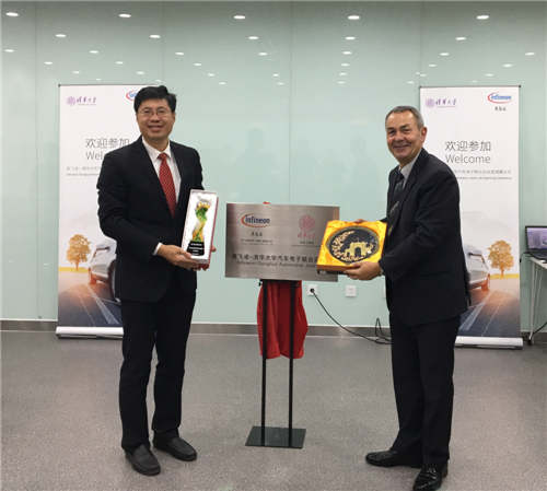 英飞凌－清华大学汽车电子联合实 验室揭幕仪式，清华大学机械学院 副院长，汽车系系主任杨殿阁教授 （左）英飞凌汽车电子事业部高级 副总裁Anton Mueller先生（右）(1).jpg