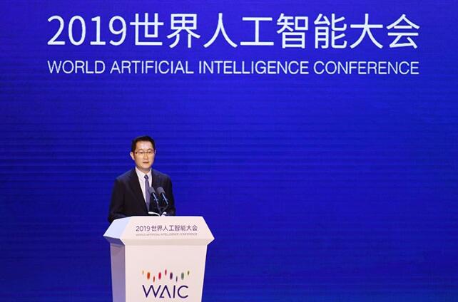马化腾：人工智能正在向人类社会不断靠近 从专才向通