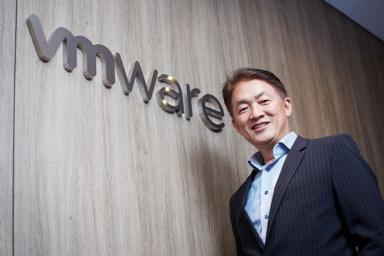 从数位转型迈向数位企业 VMware陈学智谈新三层架构