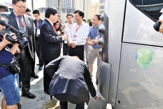 国产首台氢燃料客车亮相广东:续航300km