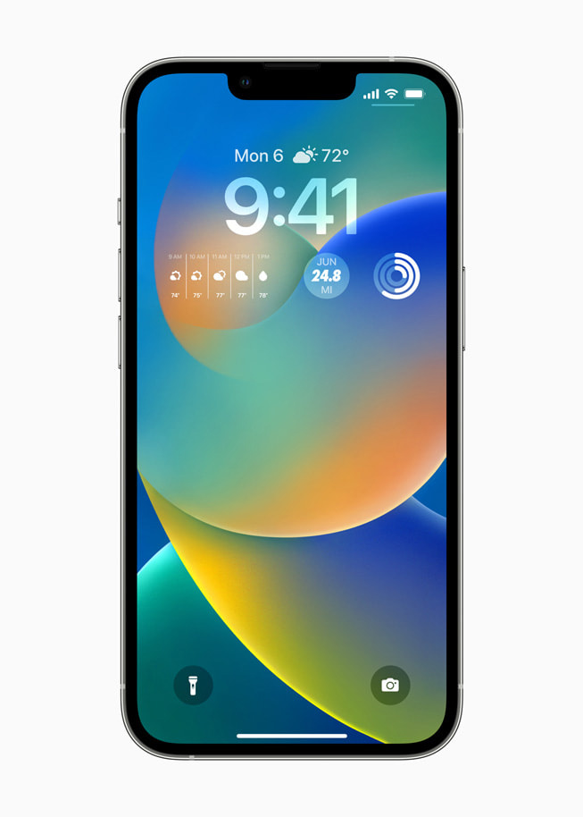 iPhone 13 Pro 上展示着锁定屏幕上的小组件。