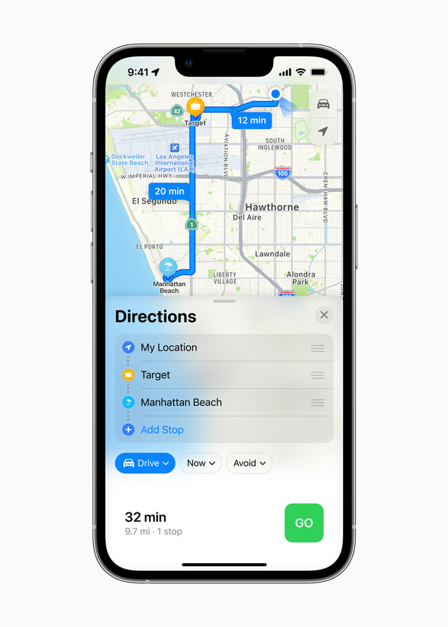 iPhone 13 Pro 上的 Apple 地图 App 显示着行车路线。