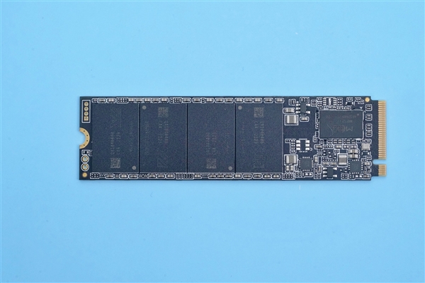 第三代NAND闪存加持 长江存储致态TiPlus5000 1TB SSD图赏