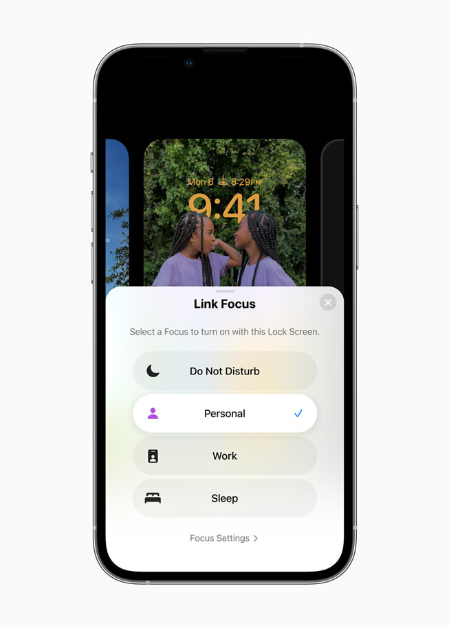 iPhone 13 Pro 上展示着个人专注模式。