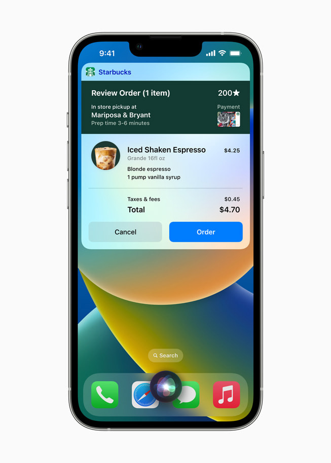 iPhone 13 Pro 上显示着通过 Siri 访问星巴克 app。