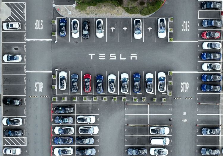 Elon Musk：供需极不平衡 Tesla可能停接订单