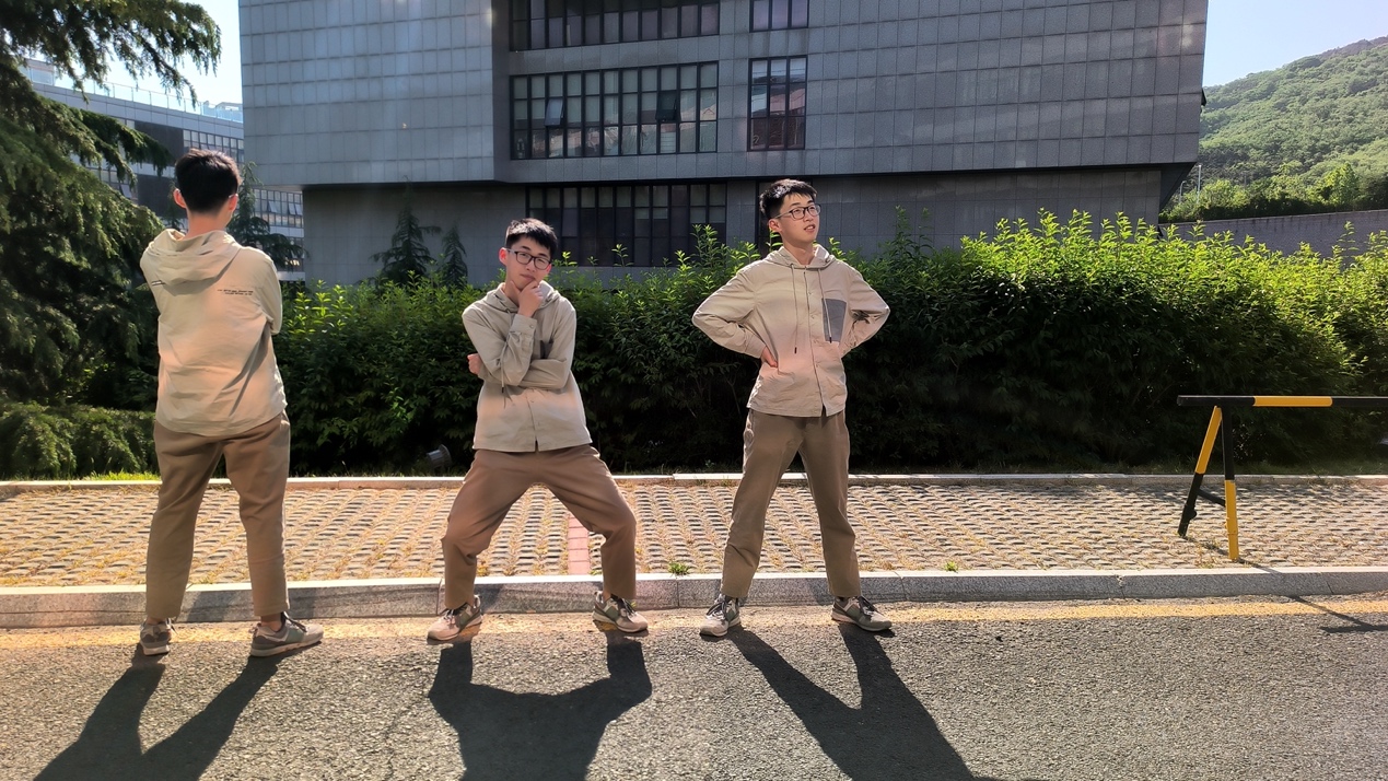 棒球选手在路上走

中度可信度描述已自动生成