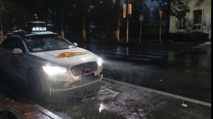 北京雨夜试乘百度 Robotaxi ，是什么体验？| 新智驾实测